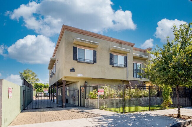 Foto del edificio - 6358 Hazeltine Ave