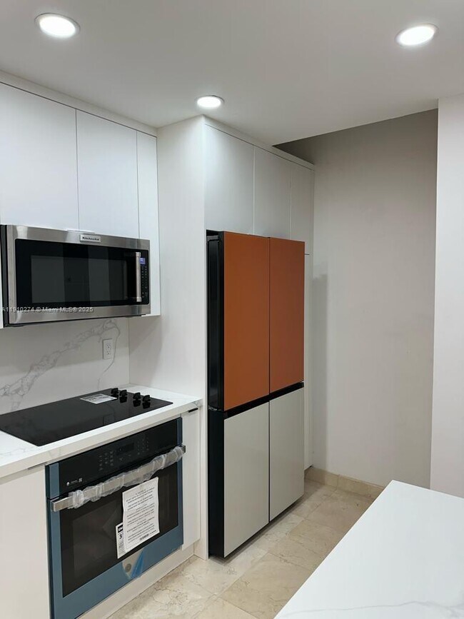 Foto del edificio - 251 Crandon Blvd