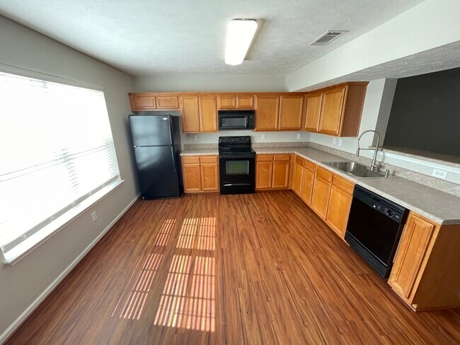 Building Photo - Woodland Pointe townhome, 2 bedrooms!