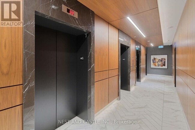 Building Photo - 327 King St W