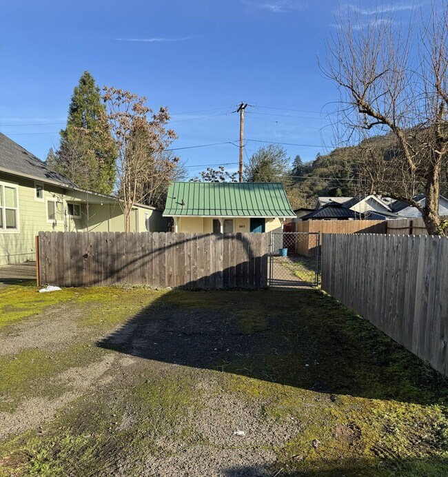Foto del edificio - West Roseburg 2 Bedroom home with fenced yard
