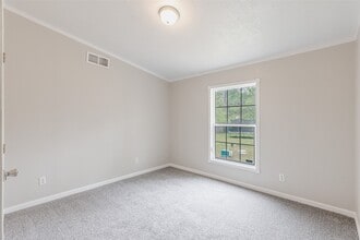 Building Photo - 1520 W Creek Dr