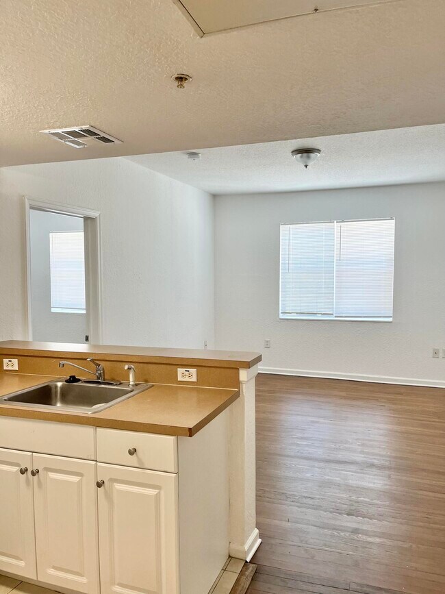 Foto del edificio - 401 Northwood Rd