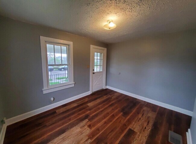 Foto del edificio - 2501 English Ave