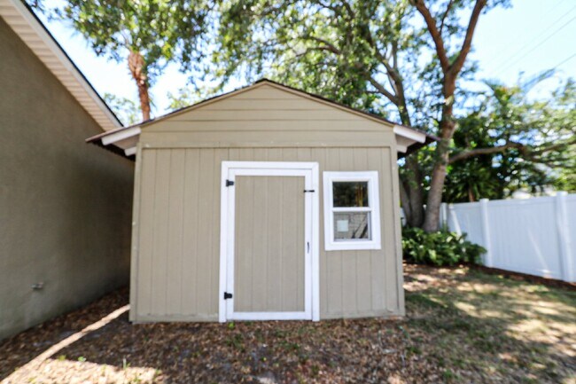 Building Photo - 3 bedroom, 2.5 bathroom home is in a highly sought-after neighborhood in the heart of South Tampa...