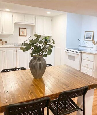 Photo du bâtiment - 2 Bedroom Basement Apartment for Rent – Available April 1st