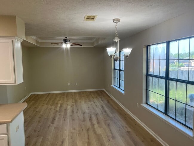 Building Photo - 3 Bed 2 Bath Home