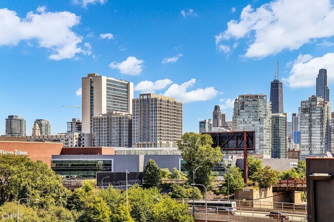 Foto del edificio - 544 N Milwaukee Ave