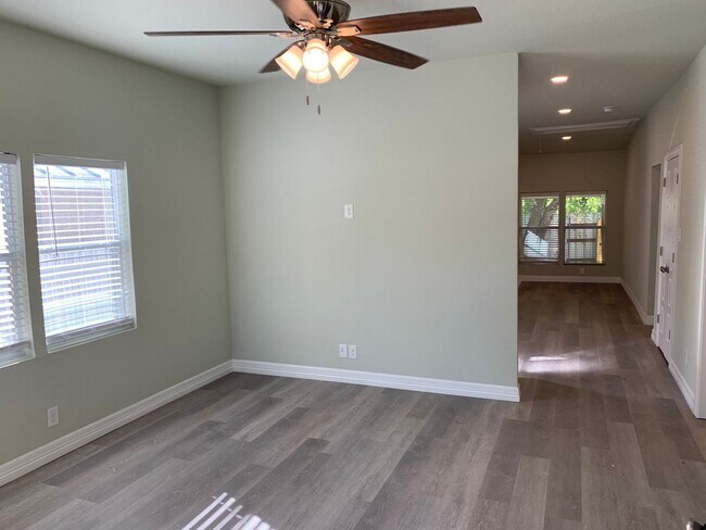 Foto del edificio - **MOVE - IN SPECIAL** MUST SEE!! Beautiful...