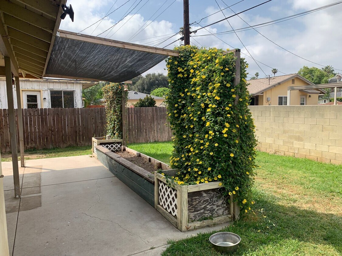 Building Photo - 3 BEDROOM 2 BATH IN DESIRABLE RIVERSIDE AREA