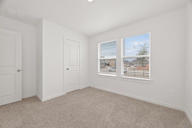 Building Photo - 3827 Langridge Dr