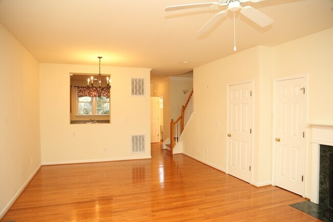 Building Photo - Spacious Townhome Available at Melbourne Park