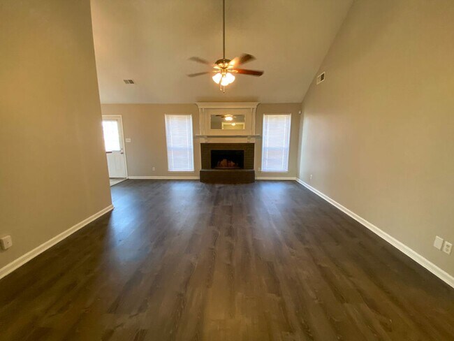Foto del edificio - 3 Bed, 2 bath with a Bonus room near River...
