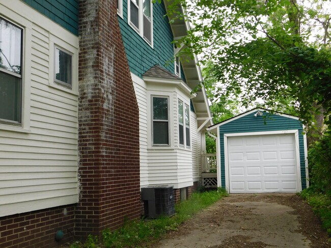 Building Photo - 310 Olive St
