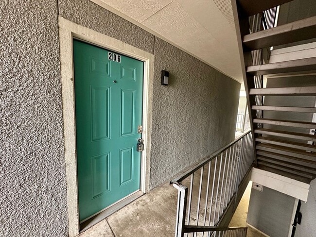 Foto del edificio - Second story one bedroom unit with balcony.