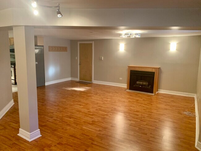 Living Room - 915 W Belle Plaine Ave