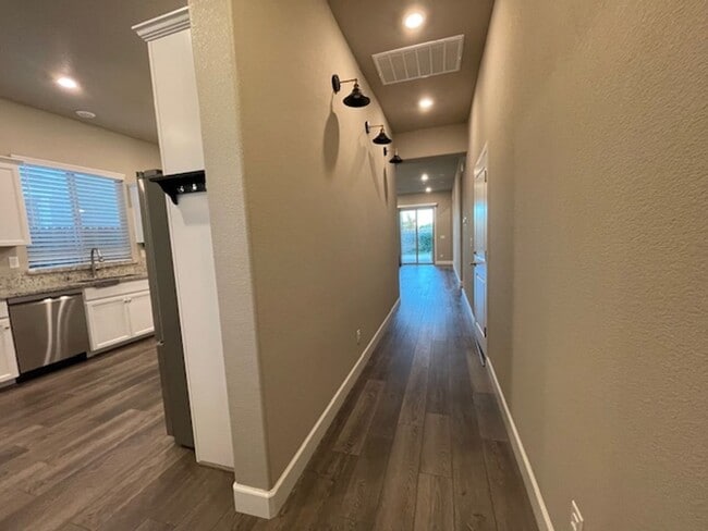 Foto del edificio - Stunning 3 Bedroom Home in Roseville near Rex Fortune Elementary and John Byouk Park!