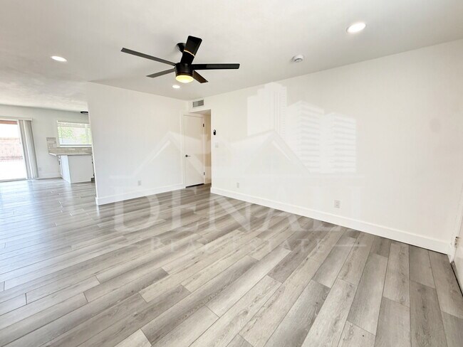 Building Photo - 2601 E Hopi Ave