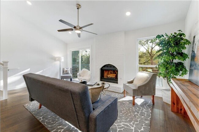 Foto del edificio - 6712 Hart Ln