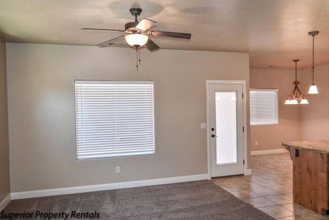 Foto del edificio - 4 bed, 2.5 bath duple unit w/2 car garage