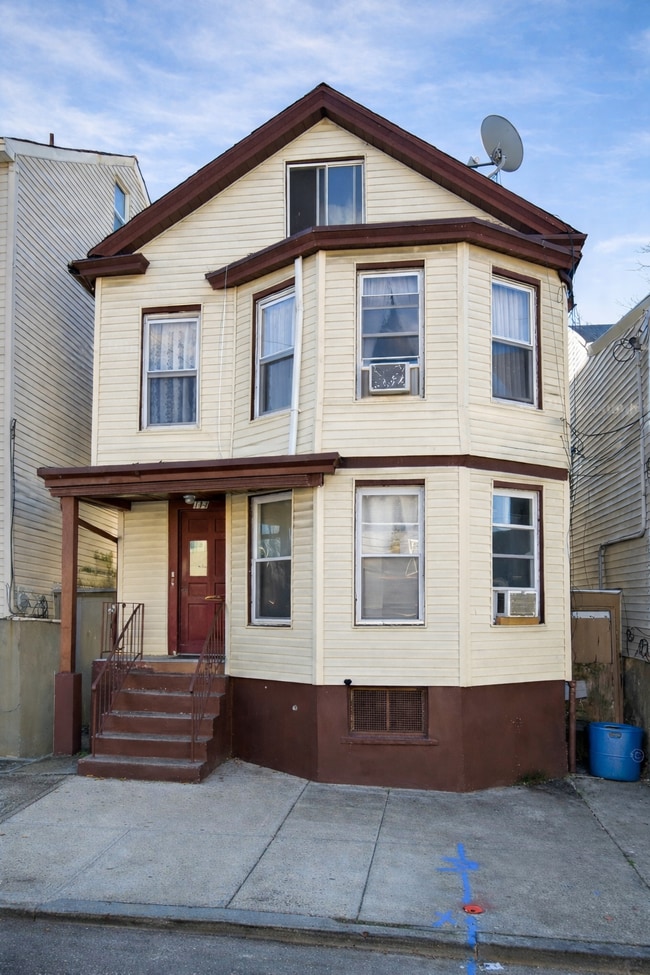 Building Photo - 194 Mill St