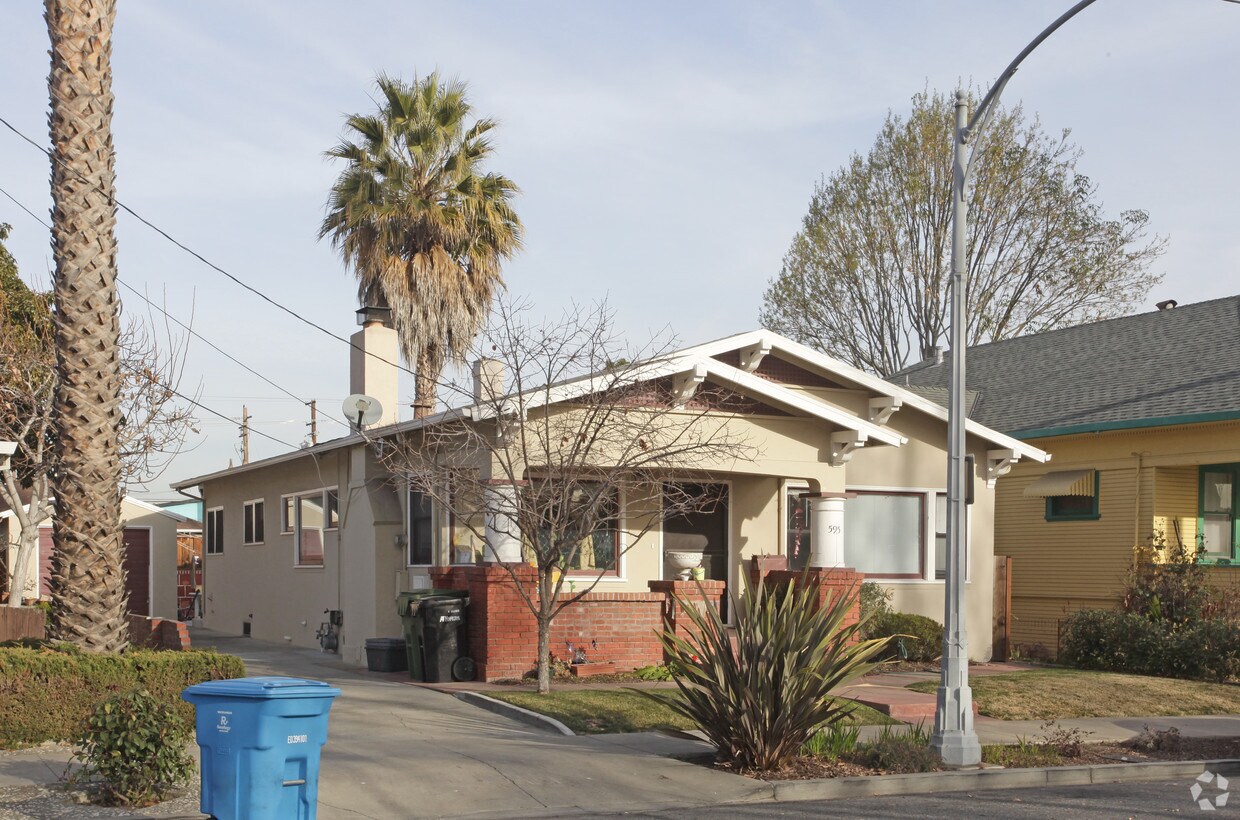 Building Photo - 1025,1027,1041,1041-1/2,1043