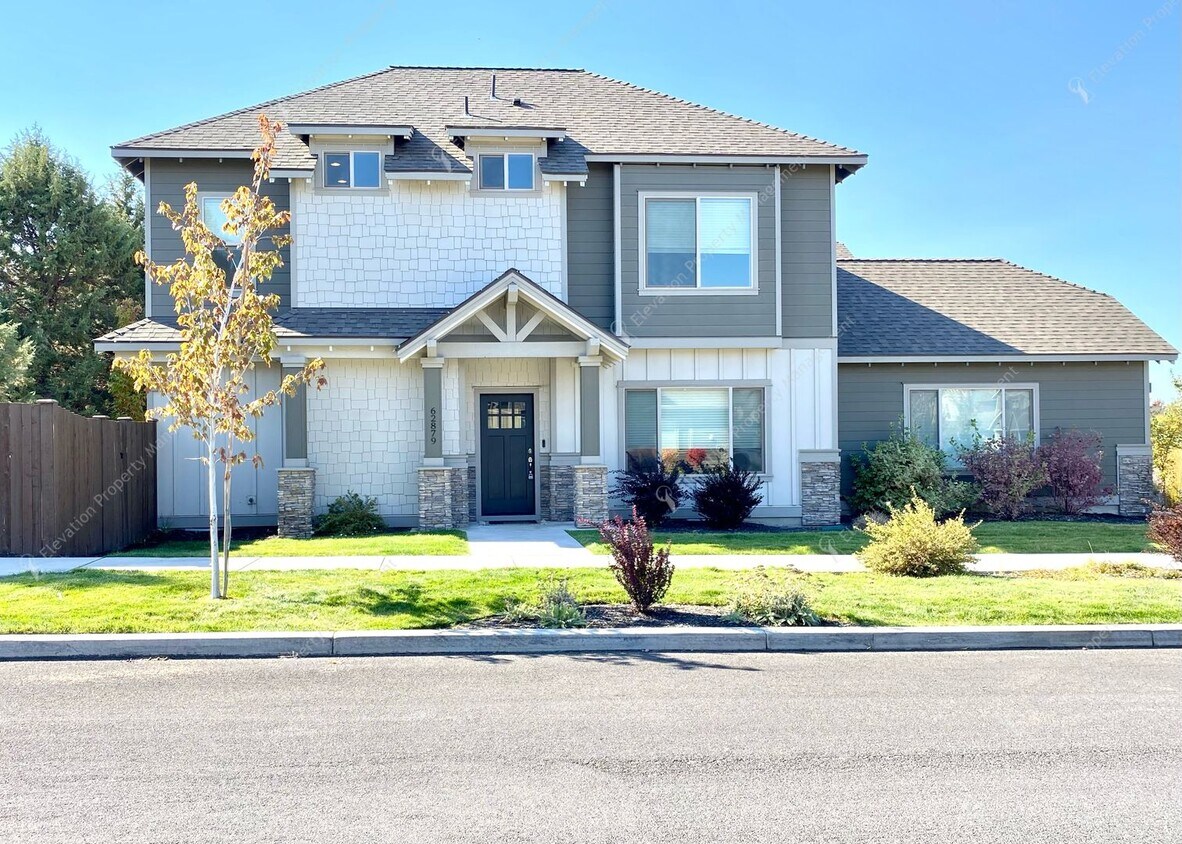 Foto principal - Stunning 3-Bedroom Home in Desirable Mirad...