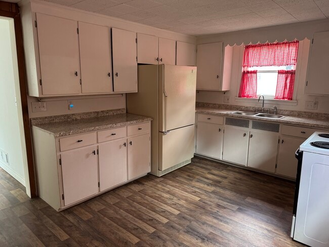 Building Photo - 4674 Lakeborn Dr