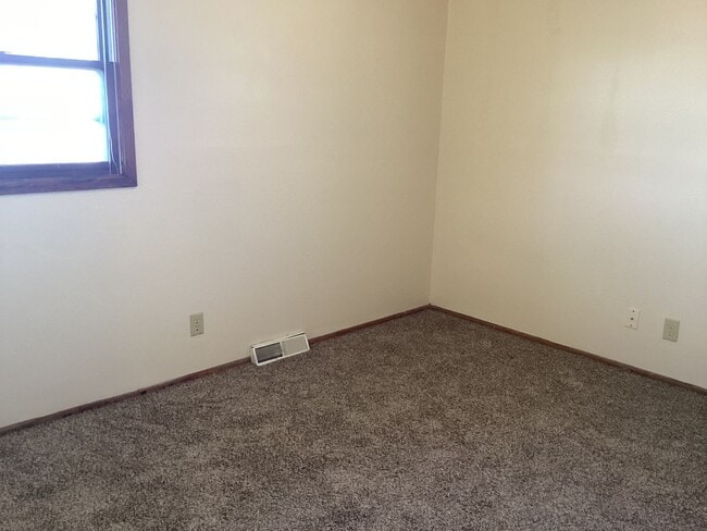 Building Photo - 9135-9137-9137 N Swan Rd