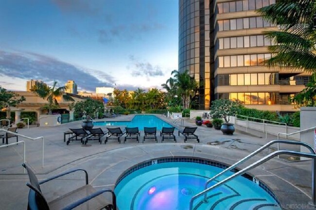 Foto del edificio - 200 W Harbor Dr
