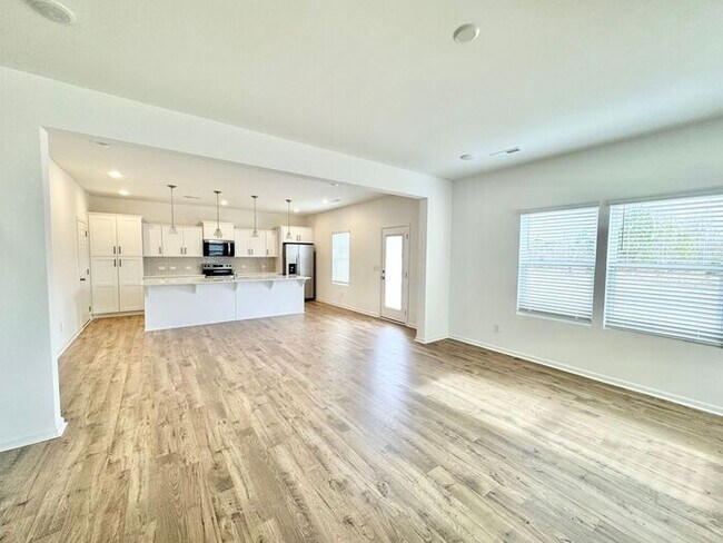 Foto del edificio - NEW CONSTRUCTION Spacious 4 br home with office and loft area near shopping and I-85
