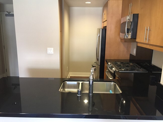 Kitchen - 150 The Promenade N
