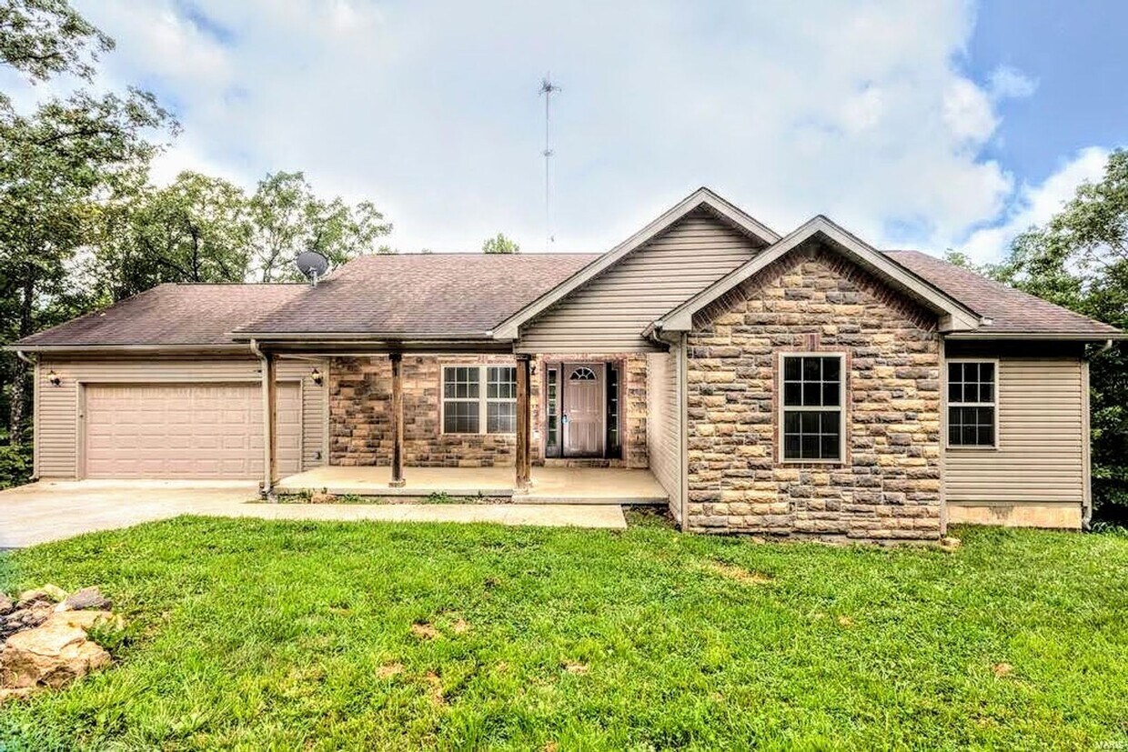 Primary Photo - Beautiful fenced home