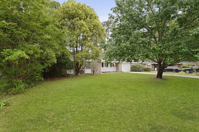 Building Photo - 18 Canterbury Cir