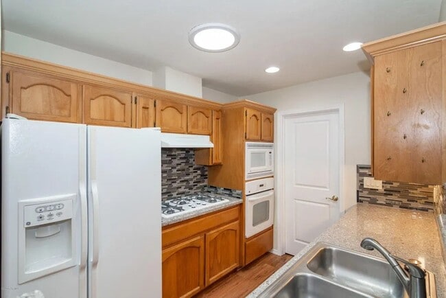 Foto del edificio - 4 bedroom 3 bath 2 car garage- Large Townhome In *Timber Ridge Subdivision*