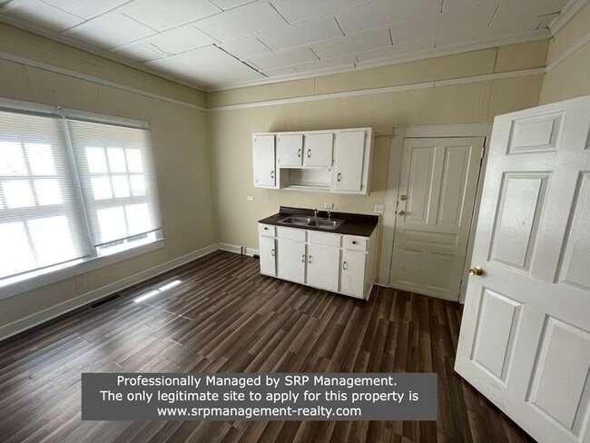 Building Photo - Two Bedroom, 1 Bath- Available For Rent Now!