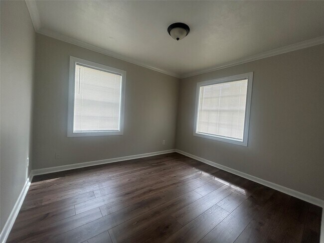 Building Photo - 10401 Ney St