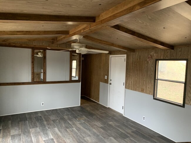 Building Photo - 6693 Skyview Dr