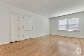 Primary Photo - 1107 Bay St