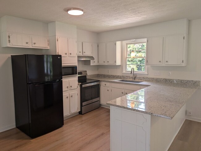 Building Photo - CherryVille Downtown, 3 bedroom, 100% Upgraded.