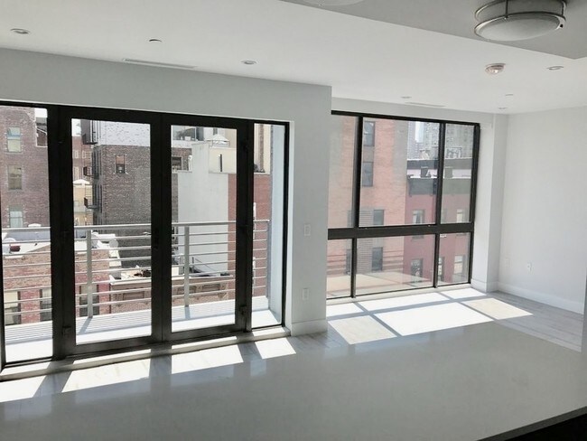 Building Photo - 328 Grand St