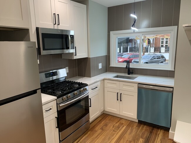 Building Photo - 3530 Chestnut Ave