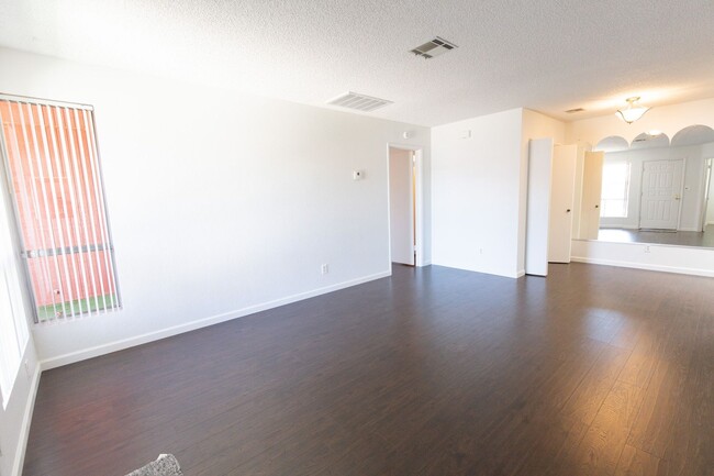 Building Photo - Cozy 2 bedroom unit with ensuites located ...