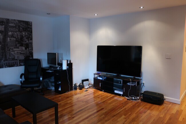 Foto del edificio - 62-10 Woodside Ave