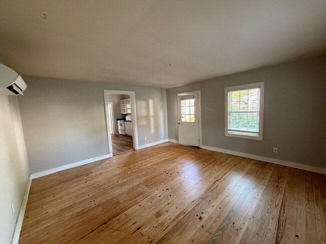 Foto del edificio - 335 E Burton St