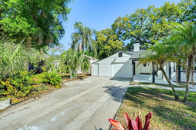 Building Photo - 1204 E Hamilton Ave