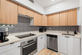 Building Photo - 810 7th St