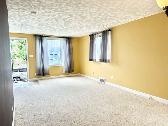 Foto del edificio - Charming 3-bedroom, 1.5-bathroom! Pets Wel...