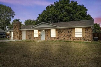 Building Photo - 810 S Western Hls Dr