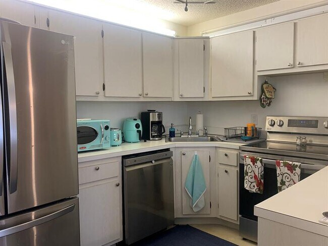 Foto del edificio - 320 Knotty Pine Cir